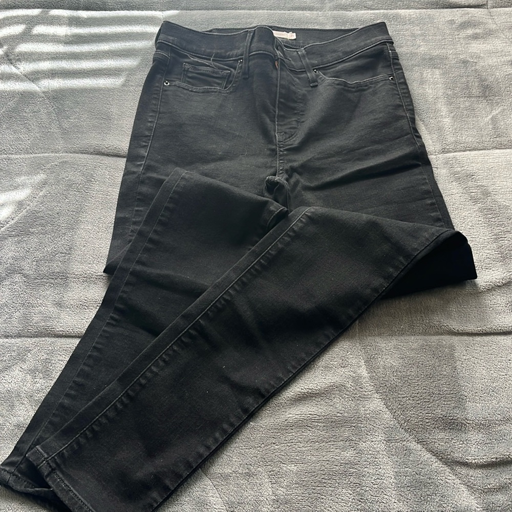 Size 27 Levi black skinny jeans